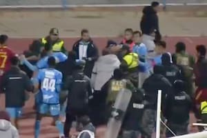 Un DT argentino a las trompadas, gases, patadas voladoras y ¡once expulsados! en un partido en Bolivia
