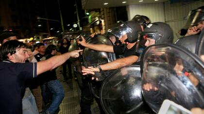 Incidentes y detenidos en la Avenida Corrientes durante la marcha contra la OMC