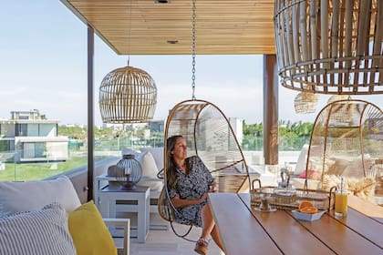 Techo de incienso. Lámparas de bambú y sillón (Sofá Duvete). Juego de sillones de aluminio (Malibu). Hamacas (Gloria Atelier Deco).