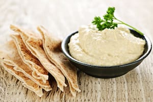 Incluir el hummus en cualquier parte del día ayudará a tener saciedad y disminuir la necesidad de ingerir alimentos poco nutritivos