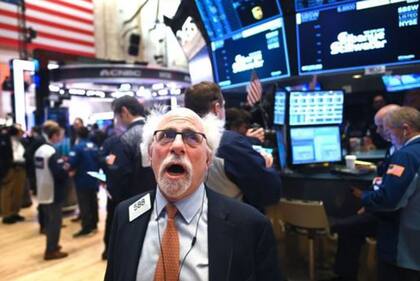 Incluso si decides entrar al mercado usando una plataforma online que cobra una mínima comisión (o ninguna), de todos modos existe una serie de costos que van implícitos en todas las inversiones.