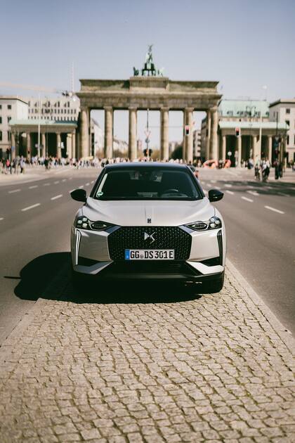 Incluye estas ayudas a la conducción: mantenimiento de carril, lectura de las señales de velocidad, con visualización de la información en el panel de instrumentos y frenada automática de emergencia hasta 85 km/h.