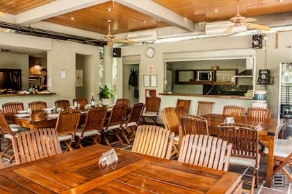 Incluye un área de quincho con parrilla.