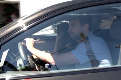 Incómoda, Shakira se cubre el rostro de los flashes mientras viaja en el vehículo en compañía del futbolista