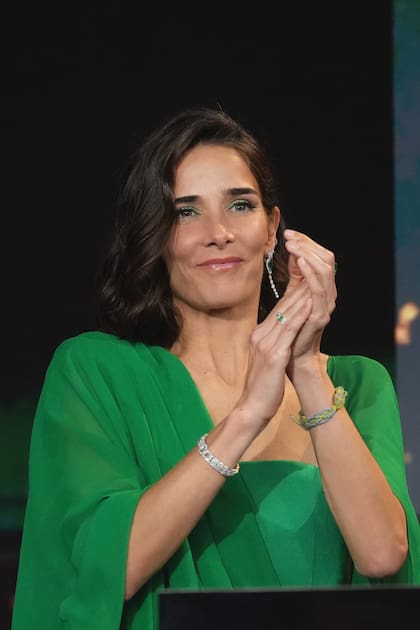 Incondicional a su abuela, Juana Viale eligió un diseño de Gino Bogani para acompañarla.