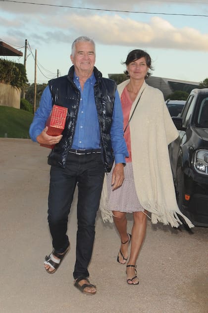 Incondicional,
Ignacio Viale
del Carril llega
al festejo junto a su novia,
Elisabet Mühn