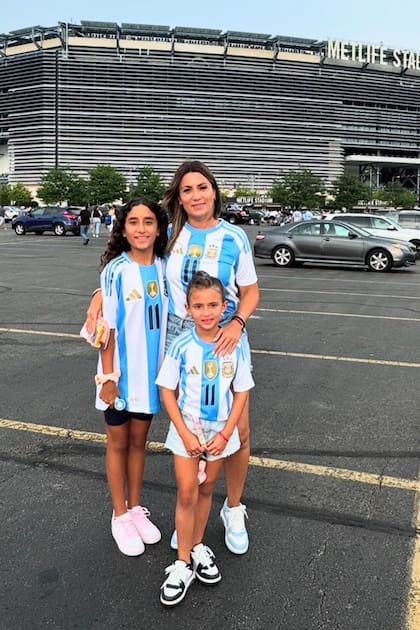 Incondicionales, Jorgelina Cardoso y sus hijas Mia y Pía siguen cada paso de Ángel di María en la Copa América, su último torneo con la Selección.