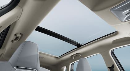 Incorpora techo solar con apertura eléctrica con cierre automático en días de lluvia