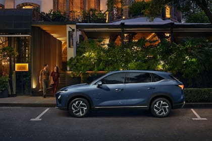 Incorpora tecnologías ADAS como frenado autónomo de emergencia, control de crucero adaptativo, asistente de carril y cámara 360°.