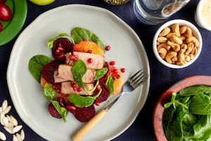 Incorporar pescado, pollo y frutos secos es una buena forma de saciar el hambre