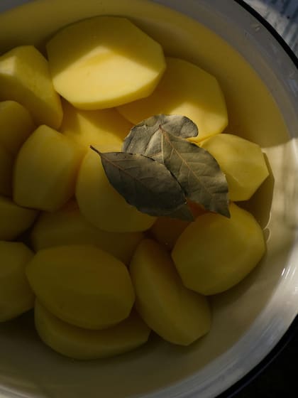Incorporar romero, tomillo, laurel o comino al agua de cocción realza el sabor de las papas hervidas