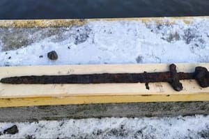 Encontraron una espada vikinga en el fondo de un río congelado y un detalle impactó a todos