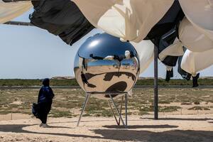 Incubadora de arcoíris, una de las instalaciones realizadas por Olafur Eliasson en Qatar: once prismas ubicados sobre la esfera alteran la luz solar para formar dentro un arcoíris circular