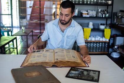 Incunable. Pascual "Pachu" Carcavallo hojea uno de los volúmenes que conserva los artículos periodísticos referidos a la labor de su bisabuelo