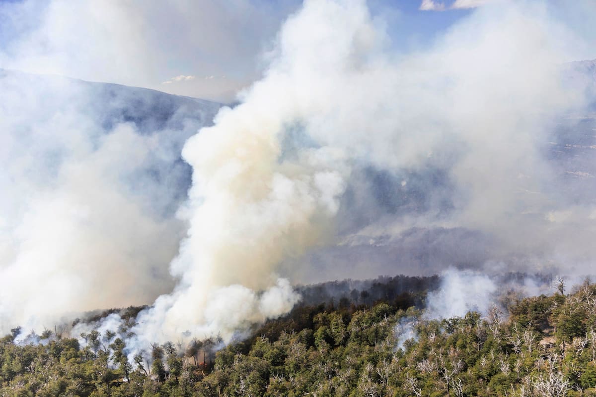 Incendios en El Bolsón: impresionante operativo para combatir el fuego, que está fuera de control
