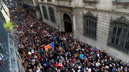 Miles de personas se congregan junto al palacio presidencial regional en la Plaza Sant Jaume