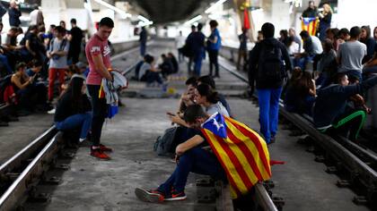 Manifestantes bloquearon las vías del tren en la estación de Sants en Barcelona 