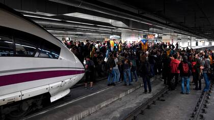 Manifestantes bloquearon las vías del tren en la estación de Sants en Barcelona 