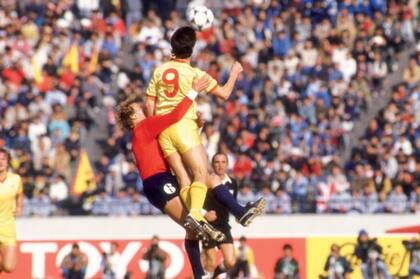 Enzo Trosero salta a cabecear con Ian Rush, uno de los delanteros de aquel Liverpool de 1984