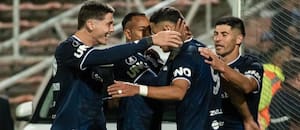 Independiente Rivadavia goleó con un triplete del paraguayo que compite con Bareiro y Ávalos por ir al Mundial