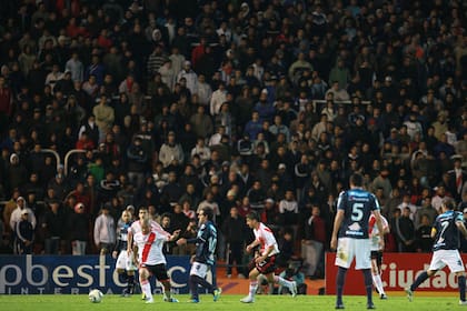 Independiente Rivadavia y River en Mendoza, el partido que inauguró el modismo "hinchas neutrales": se ven en la tribuna, llamativamente sin sus verdaderos colores...