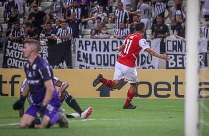 Independiente se ilusionó con el gol de Gastón Togni; ganaba por 1-0 en Brasil pese a tener 10 jugadores.
