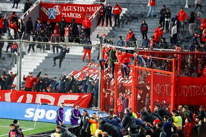 Independiente sumó otro capítulo controvertido a su crisis con la barbarie en el partido ante Universidad de Chile, por los octavos de final de la Copa Sudamericana