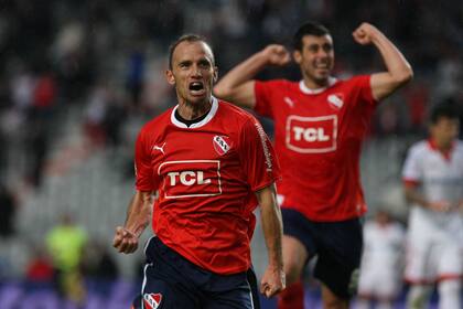 Independiente volvió a Primera tras superar 2-0 a Huracán