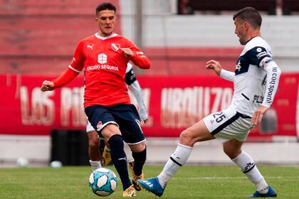 Fabricio Bustos en acción; en Gimnasia no estuvo Diego Maradona, por haber tenido contacto con Nicolás Contin, que está contagiado.