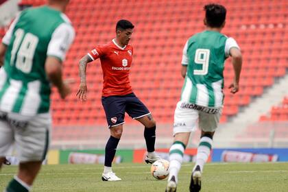Independiente jugó dos amistosos en su estadio con Bandfield y perdió ambos; en escena, Pablo Hernández.