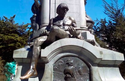 El indio patagón, parte del monumento al navegante Hernando de Magallanes en la patagonia chilena.