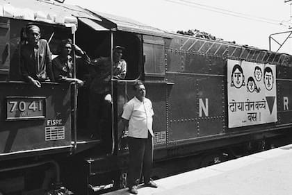 India lanzó un programa de planificación familiar en 1952.