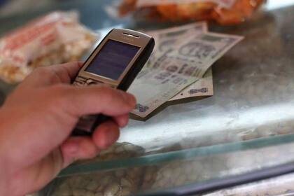 India experimentó diversos sistemas de manejo electrónico de dinero, como Nokia Money en el ámbito privado