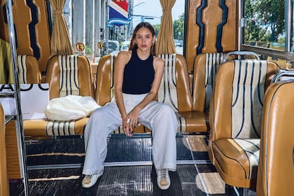 India, hija de Emanuel Ortega y Ana Paula Dutil, en el colectivo de la línea 39 estacionado en la puerta del shopping