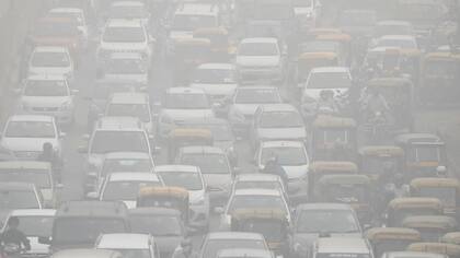 Una espesa neblina gris envolvió la capital de India la contaminación golpea niveles peligrosos. La Asociación Médica India dijo que Nueva Delhi estaba en medio de una "emergencia de salud pública"