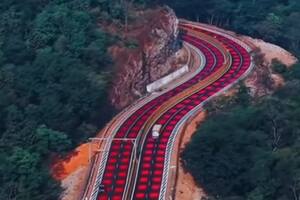 La insólita razón por la que un país decidió pintar sus autopistas de rojo