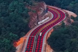 La insólita razón por la que un país decidió pintar sus autopistas de rojo