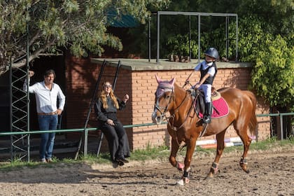 India se mueve en la pista
de salto sin miedo ante
la mirada de sus padres