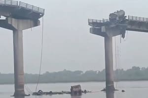 India: un puente colapsó y varios vehículos cayeron al agua.