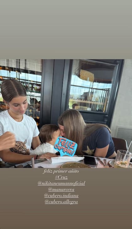 Indiana y Allegra junto a su hermanito durante su festejo (Foto: Instagram @nikitaneumannoficial)