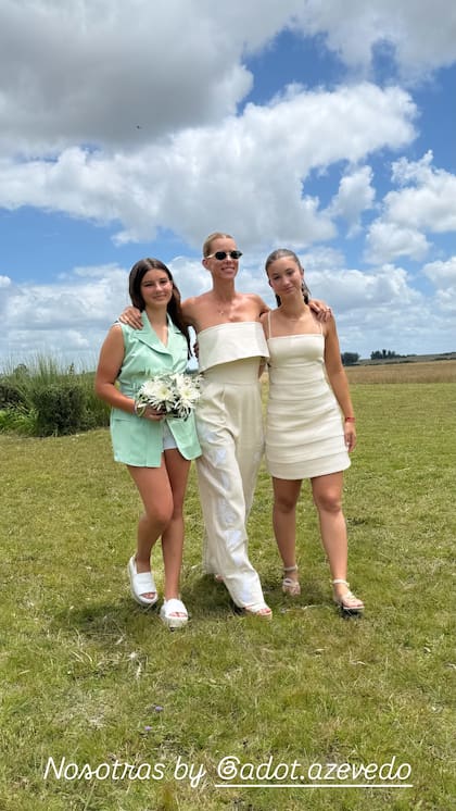 Indiana y Sienna junto a su madre, Nicole en el bautismo de Cruz
