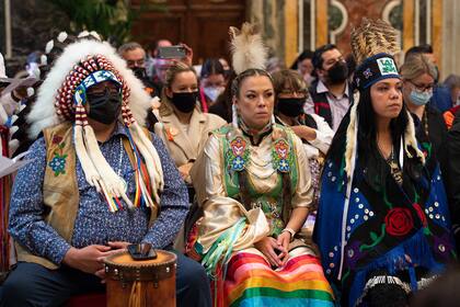 Miembros de la comunidad indígena de Canadá escuchan el discurso del Papa en el Vaticano