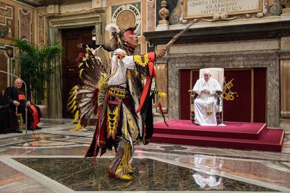 Un miembro de la delegación indígena de Canadá cantando y bailando ante el Papa Francisco durante la audiencia en el Vaticano