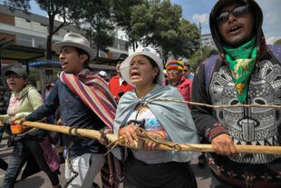 Indígenas participan en una marcha hacia la Corte Constitucional para exigir la admisibilidad del juicio político contra el presidente ecuatoriano Guillermo Lasso, en Quito, el 28 de marzo de 2023. 