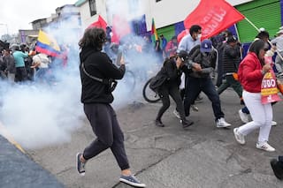 Indígenas y gobierno negocian fin de bloqueos en contra del alza del combustible en Ecuador