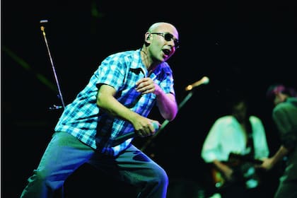 En Recuerdos que mienten un poco, Solari cuenta su versión de la historia de Los Redondos, de las letras y también repasa sus gustos culturales y, con vehemencia sus puntos de vista acerca de personas y temas diversos