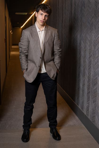 Indio con otro look, más formal