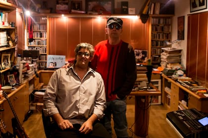 Indio Solari y Edgardo Andrés Kevorkian en el casi desconocido estudio que el músico montó en su residencia de Parque Leloir