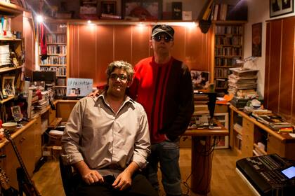 Indio Solari y Edgardo Andrés Kevorkian en el casi desconocido estudio que el músico montó en su residencia de Parque Leloir