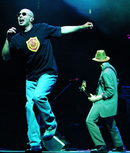 Indio Solari y Skay Beilinson en acción, cuando los Redondos ya eran un fenómeno de masas